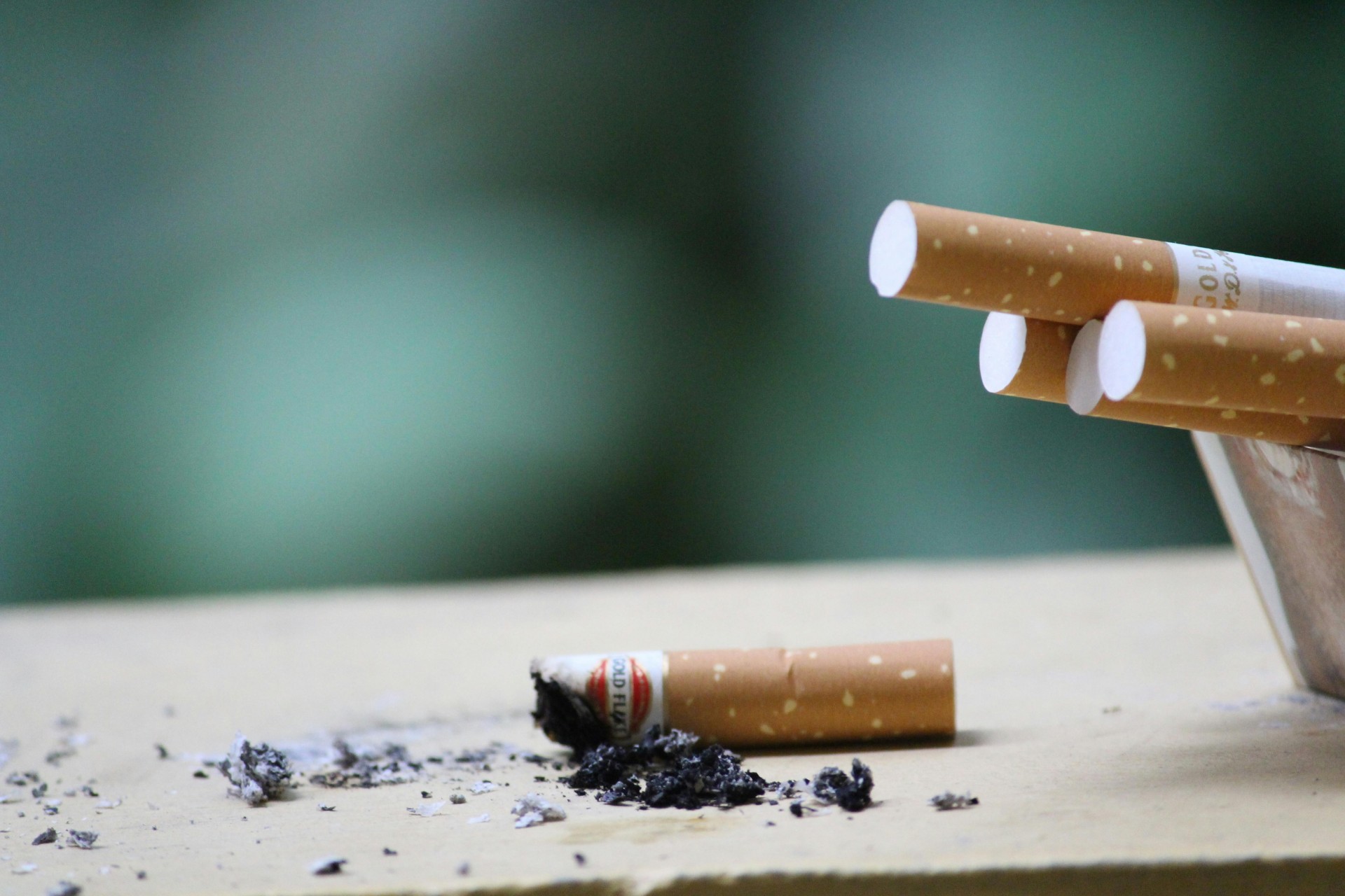Cigarettes can trigger early menopause symptoms