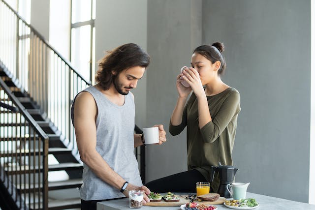 Man and woman eating before thyroid function tests