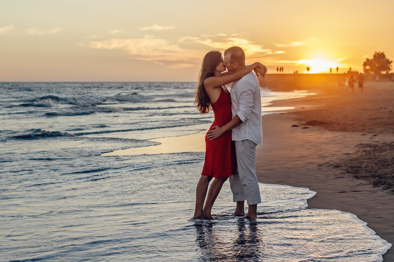 Man and woman kissing on the beach