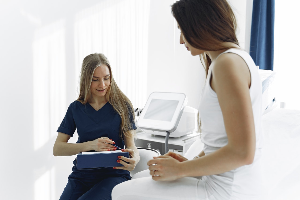 Nurse speaking to female patient about STD testing